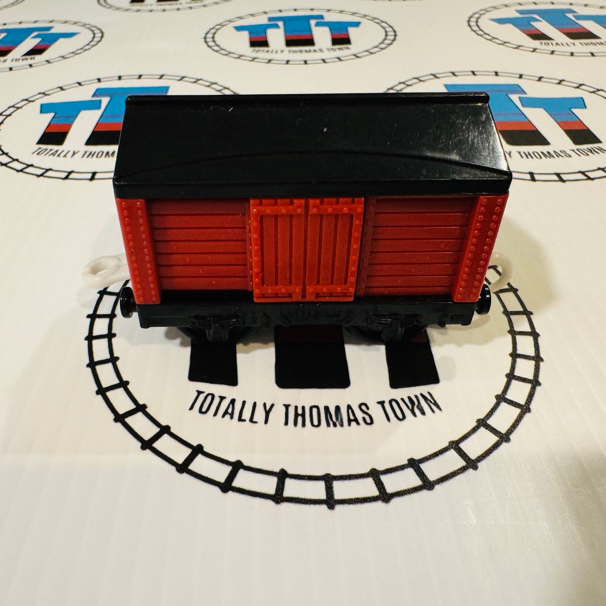 Red Box Car with Opening Doors (2009) Used - Trackmaster – Totally