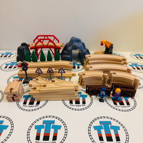 BRIO 33934 Large Countryside and Cargo Set (No Trains) Wooden  display picture 1