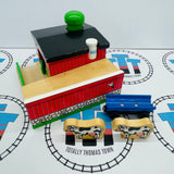 Ferme Laitière de Sodor avec 2 Vaches, 1 Tonneau à Lait et 1 Wagon-Citerne (Piquet Cassé) Bois Rare - Occasion