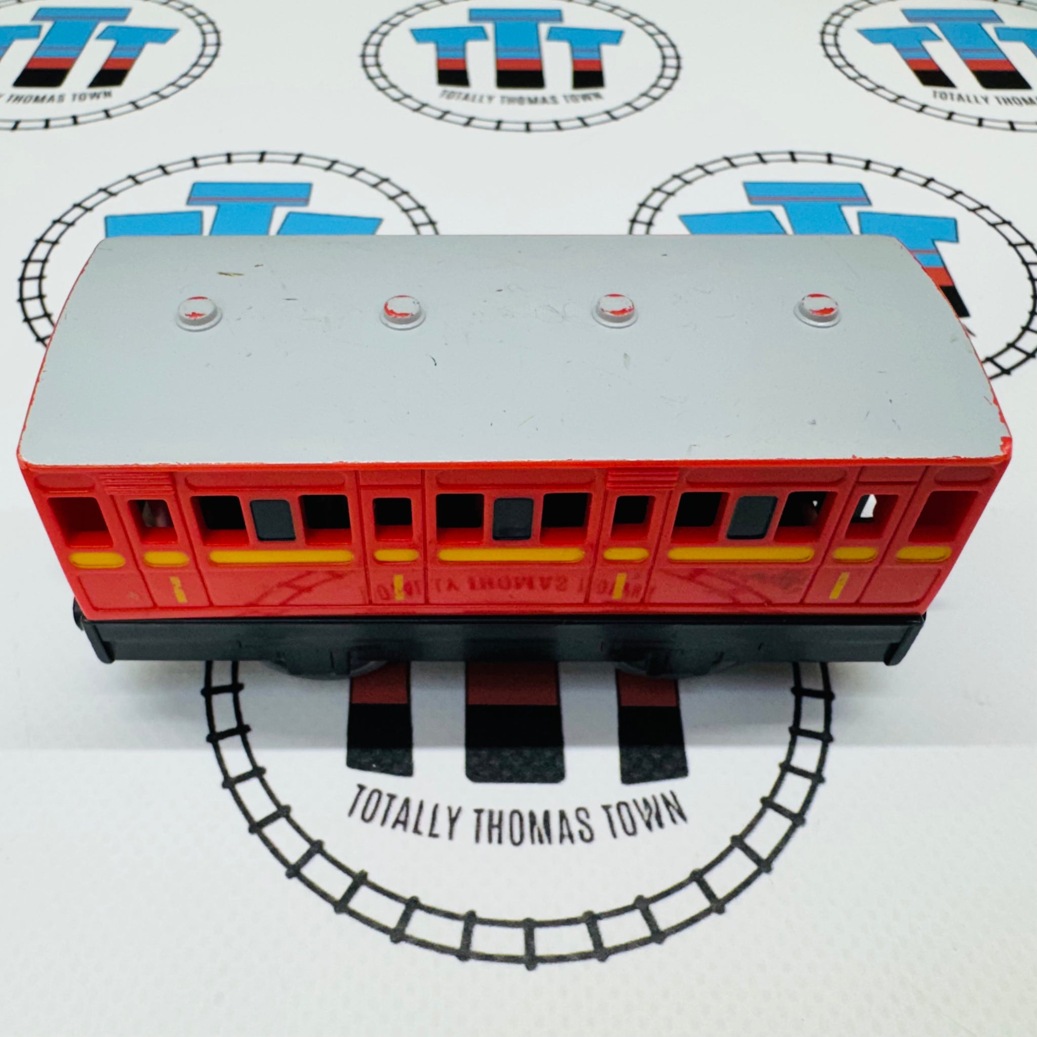 Red and Yellow Passenger Car (2002) Used - TOMY – Totally Thomas Town