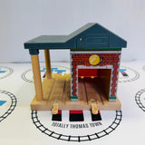 Caserne de pompiers de Sodor avec lumières et sons #3 (porte ne tient pas ouverte) en bois - Occasion