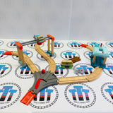 Coffret de chargement et de levage Bases modifiées non peintes (Thomas en bois Mattel) – Usagé