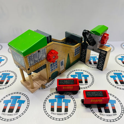 Coal Company (Sodor Mining Co.) with Conveyor, Crane, 2 Cargo Cars (2000) and 2 Cargo Pieces Good Condition #2 Wooden - Used