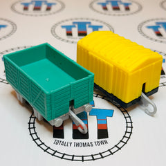 Wagon Boxcar Jaune et Wagon de Fret Bleu Canard (du pack Le Tour du Monde) d'occasion - Trackmaster Revolution