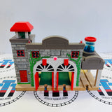 Caserne de pompiers de luxe n°1 avec lumières et sons (rail légèrement ébréché/niveau d'eau bas) en bois - Occasion