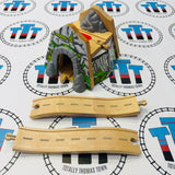 Mountain Overpass Tunnel with Sound and Track #5 Small Marks/Chips Wooden - Used