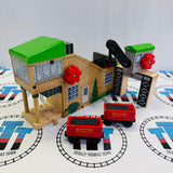 Compagnie minière avec convoyeur n°1, 2 wagons de fret (2002) et 2 pièces de fret en bois ébréchées - Usagé