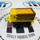 Camionnette cabossée en guise d'épouvantail usagé - Minis