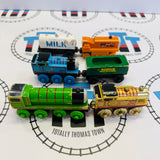 Lot de 19 trains, état passable/médiocre, peinture écaillée/décolorée/pièces manquantes, marque Thomas en bois - Occasion