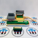 Dépôt de scierie avec wagons de transport de billes Henry (1997/1998) et 2 billes n°1 assez bon état autocollants déchirés, dessus peints en gris et pièce marquée en bois - Occasion