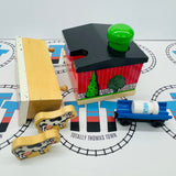 Ferme Laitière de Sodor avec 2 Vaches, 1 Tonneau à Lait et 1 Wagon-Citerne (Piquet Cassé) Bois Rare - Occasion
