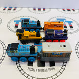 Lot de train #18 – État moyen/mauvais, peinture écaillée/décolorée/pièces manquantes, marque Thomas en bois – Occasion