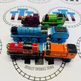 Lot économique de trains n°3 État passable/mauvais Peinture écaillée/Décoloré/Pièces manquantes Marque Thomas en bois - Occasion