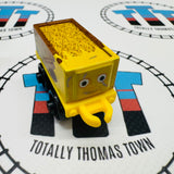Camionnette cabossée en guise d'épouvantail usagé - Minis