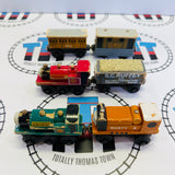 Lot de trains #5 - État passable/mauvais - Peinture écaillée/Décoloré/Pièces manquantes (TRAINS PARLANTS SANS SON) Marque Thomas en bois - Occasion
