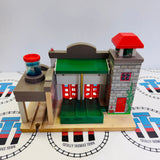 Caserne de pompiers de luxe n°1 avec lumières et sons (rail légèrement ébréché/niveau d'eau bas) en bois - Occasion
