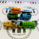 Lot de 19 trains, état passable/médiocre, peinture écaillée/décolorée/pièces manquantes, marque Thomas en bois - Occasion
