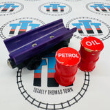 Wagon-citerne violet avec des fûts de pétrole et d'essence endommagés en bois en mauvais état - Occasion