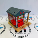 Caserne de pompiers de Sodor avec lumières et sons #3 (porte ne tient pas ouverte) en bois - Occasion