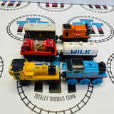 Lot de trains n°11 - État passable/mauvais - Peinture écaillée/Décoloré/Pièces manquantes - Marque Thomas en bois - Occasion