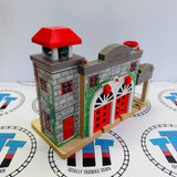Caserne de pompiers de luxe n°1 avec lumières et sons (rail légèrement ébréché/niveau d'eau bas) en bois - Occasion