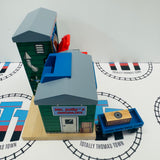 Chocolaterie de M. Jolly (peu de chocolat/la barre ne se retourne pas) avec wagon de marchandises et chargement nº2, bon état, peinture écaillée, bois taché - Occasion