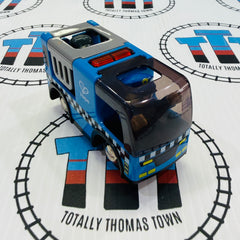 Voiture de police avec sirène et 2 figurines Hape Train en bois - Occasion