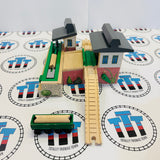 Sawmill Depot with Henry’s Log Car (1998) and 2 Logs #4 Roof Missing Peg Wooden - Used