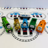 Lot de 19 trains, état passable/médiocre, peinture écaillée/décolorée/pièces manquantes, marque Thomas en bois - Occasion