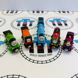 Lot économique de trains n°3 État passable/mauvais Peinture écaillée/Décoloré/Pièces manquantes Marque Thomas en bois - Occasion