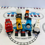 Lot de trains n°11 - État passable/mauvais - Peinture écaillée/Décoloré/Pièces manquantes - Marque Thomas en bois - Occasion
