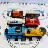 Lot de trains n°11 - État passable/mauvais - Peinture écaillée/Décoloré/Pièces manquantes - Marque Thomas en bois - Occasion