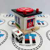 Hôpital de secours avec rampe et ambulance (2003) #1 en bois - Utilisé