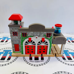 Caserne de pompiers de luxe n°1 avec lumières et sons (rail légèrement ébréché/niveau d'eau bas) en bois - Occasion