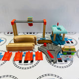 Coffret de chargement et de levage Bases modifiées non peintes (Thomas en bois Mattel) – Usagé