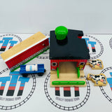 Ferme Laitière de Sodor avec 2 Vaches, 1 Tonneau à Lait et 1 Wagon-Citerne (Piquet Cassé) Bois Rare - Occasion