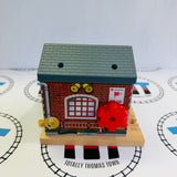 Caserne de pompiers de Sodor avec lumières et sons #3 (porte ne tient pas ouverte) en bois - Occasion